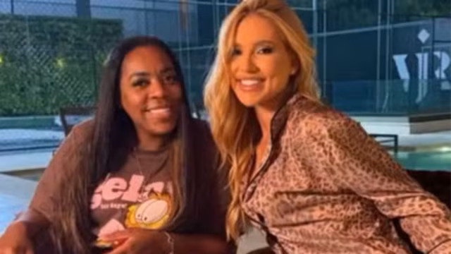 Virginia Fonseca desfila com sogra em minidesfile da Grande Rio na Cidade do Samba