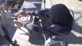 Homem usa duas armas para atirar na ex-mulher dentro da pastelaria em SP