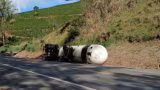 Carreta carregada com GLP tomba na BR-116 e interdita rodovia em MG