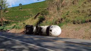 Carreta carregada com GLP tomba na BR-116 e interdita rodovia em MG