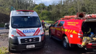 Motorista capota carro ao desviar de veículo na contramão na MG-123, em Rio Piracicaba