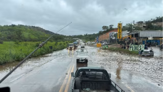 Vídeo: BR-381 fica alagada e deixa trânsito caótico na Grande BH