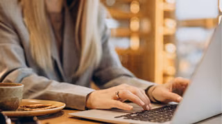 IBGE: mulheres têm mais obstáculos e ganham menos que 80% do rendimento masculino