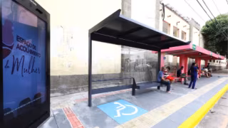 Prefeito de Santos veta projeto de totens digitais de apoio a mulheres em pontos de ônibus