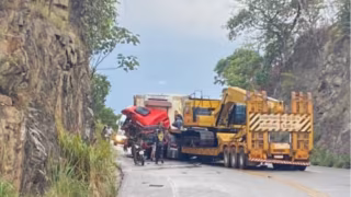 Grave acidente entre carretas interdita totalmente a BR-381 em Caeté