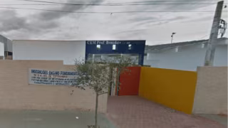 Pai parte para cima de diretor após filha ser chamada de 'burra' em escola