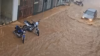Chuva de 40 mm eleva nível de córrego e causa enxurradas em Santana do Paraíso