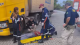 Motorista fica ferido ao cair de caminhão na BR-251 em MG