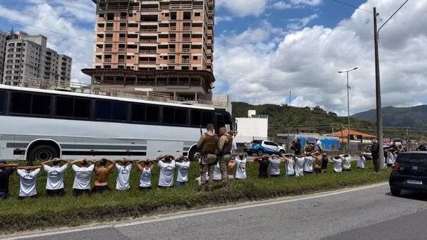 Torcedores do Santos são presos após ataque contra ônibus colorado em SC