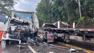 Acidente grave entre carretas interdita a BR-381 nos dois sentidos em São Gonçalo do Rio Abaixo
