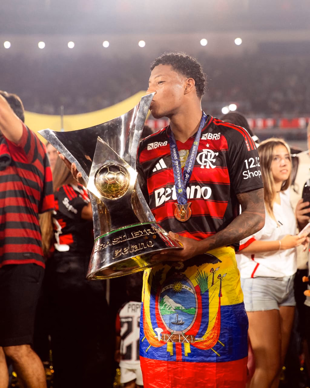 Planta beijando a taça do campeonato brasileiro