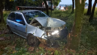 Gol sai da pista após colisão com caminhonete na BR-381 em Ipatinga