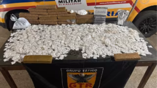 Homem é preso com 21 kg de maconha, 8 kg de pasta base e munições em ônibus em MG