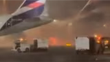 VÍDEO: voo da Latam é evacuado em Guarulhos após equipamento pegar fogo; veja