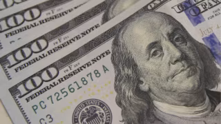 Dólar recua e Ibovespa renova recordes em meio à expectativa por novos cortes de juros nos EUA