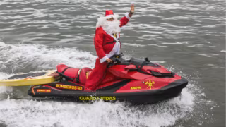 Papai Noel chega de moto aquática em ação do Corpo de Bombeiros no Rio
