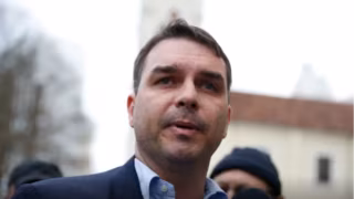 Flávio Bolsonaro confirma candidatura à Presidência em 2026 após indicação do pai