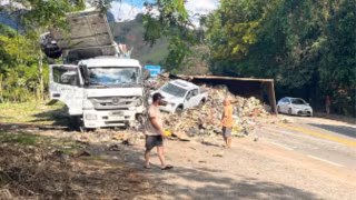 Carreta com sucata e cegonheira tombam após colisão na BR-381