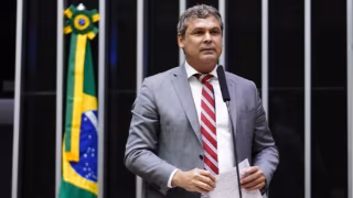 Lindbergh vê candidatura de Flávio Bolsonaro em 2026 como cálculo para manter protagonismo da oposição