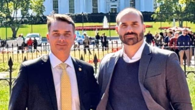 Eduardo Bolsonaro declara apoio à candidatura de Flávio à Presidência em 2026