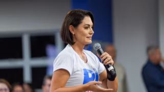 Michelle Bolsonaro declara apoio à pré-candidatura de Flávio à Presidência em 2026