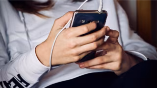 Ouvir música quase todos os dias pode reduzir em até 39% o risco de demência