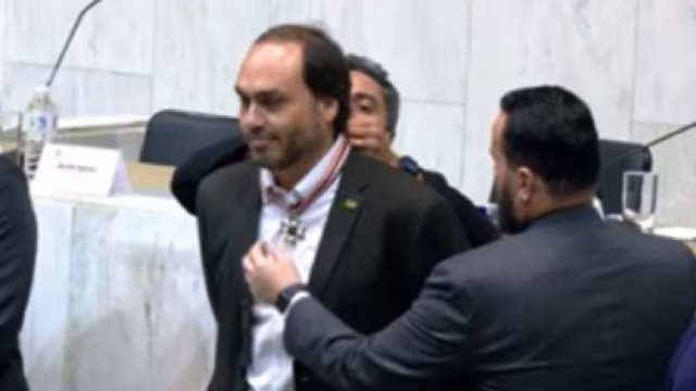 Carlos Bolsonaro defende Flávio como candidato do PL e diz que decisão de Jair será definitiva