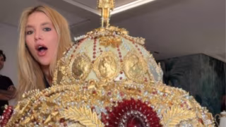 Virginia Fonseca recebe chocotone gigante de 20 kg avaliado em até R$ 5 mil