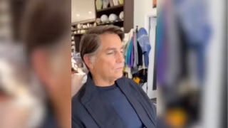 Jim Caviezel surge caracterizado como Jair Bolsonaro em filme ‘Dark Horse’