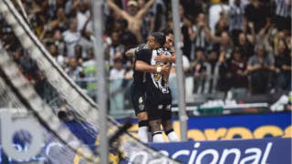 Atlético goleia Vasco por 5 a 0, garante vaga na Sul-Americana e ainda enfrenta protestos da torcida