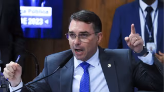 Flávio Bolsonaro fala em 'preço' para deixar disputa presidencial e reforça defesa de anistia a Jair Bolsonaro