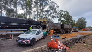 Batida entre carretas na BR-381 deixa motorista preso às ferragens e causa congestionamento de 15 km