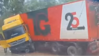 Carreta em 'L' causa congestionamento na BR-381 em Bom Jesus do Amparo