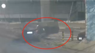 VÍDEO: Mulher se joga de carro em movimento para escapar de ex após ser esfaqueada