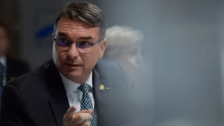 Flávio Bolsonaro anuncia novo pedido ao STF por prisão domiciliar humanitária para Jair Bolsonaro