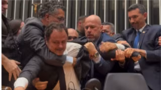 Polícia Legislativa retira à força deputado Glauber Braga da cadeira da Presidência da Câmara