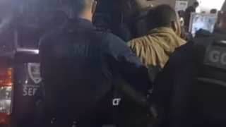 Homem invade igreja durante missa, derruba hóstias e ameaça padre