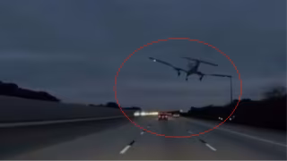 VÍDEO: Avião faz pouso forçado em rodovia e atinge carro