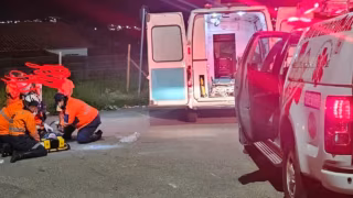 Vídeo: motociclista de 19 anos fica ferido em colisão com carro em João Monlevade