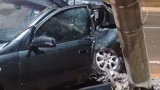 Motorista é arremessado de carro após bater em poste em Caratinga