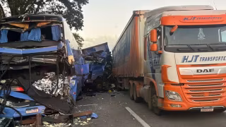 Engavetamento com seis veículos mata uma pessoa e deixa 37 feridos na Dutra, em Taubaté, SP
