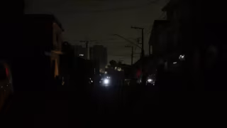 Apagão em SP deixa mais de 1,5 milhão de imóveis sem energia e causa caos na capital