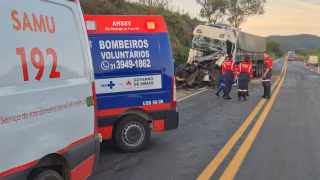 Vídeo: motorista morre em colisão entre carretas na BR-262, em São Domingos do Prata