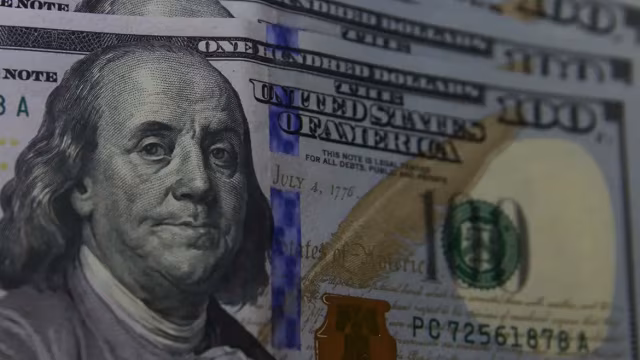 Dólar abre em leve alta após Copom manter Selic em 15% ao ano