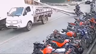 Pai e filho ficam feridos após carga de caminhão atingir moto em Timóteo