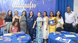 Alunos da Escola Clarindo Carlos Miranda lançam livros em noite de autógrafos