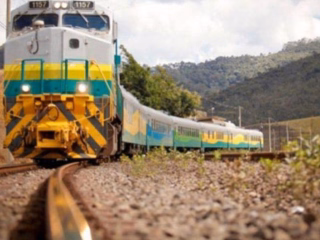 Trem de passageiros fica parado em Ipaba após queda de árvores na ferrovia devido às fortes chuvas no Vale do Aço