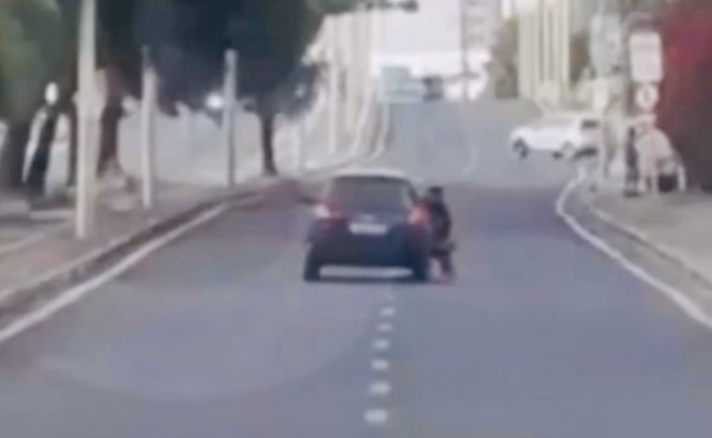 Motorista arrasta assaltante pendurado em carro e causa acidente na Via Expressa, em Fortaleza