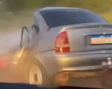 Vídeo: carro é partido ao meio após bater de frente com caminhão