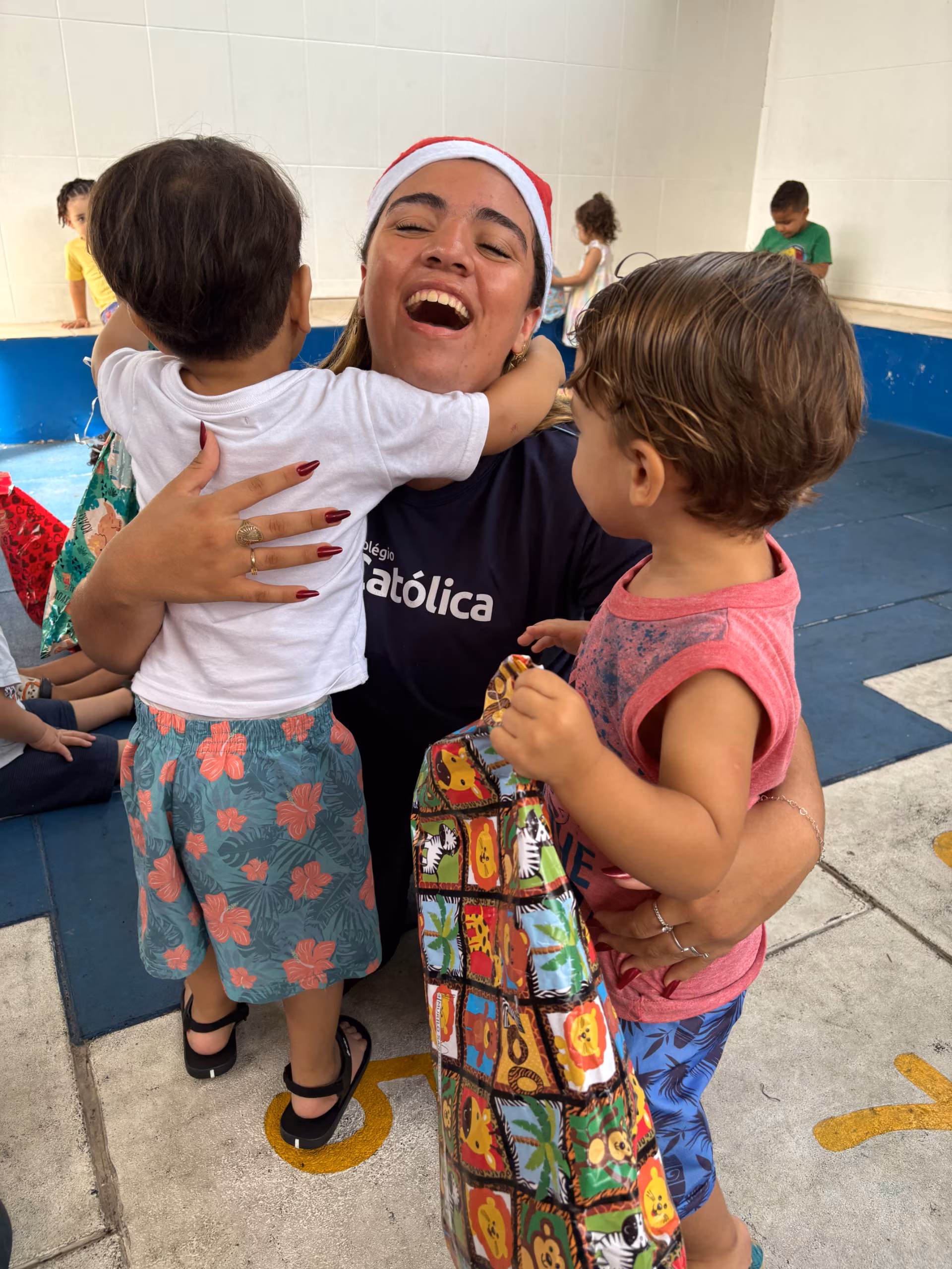 Fwd: Estudantes do Colégio Católica Padre de Man entregam brinquedos novos para a creche Dom Lara